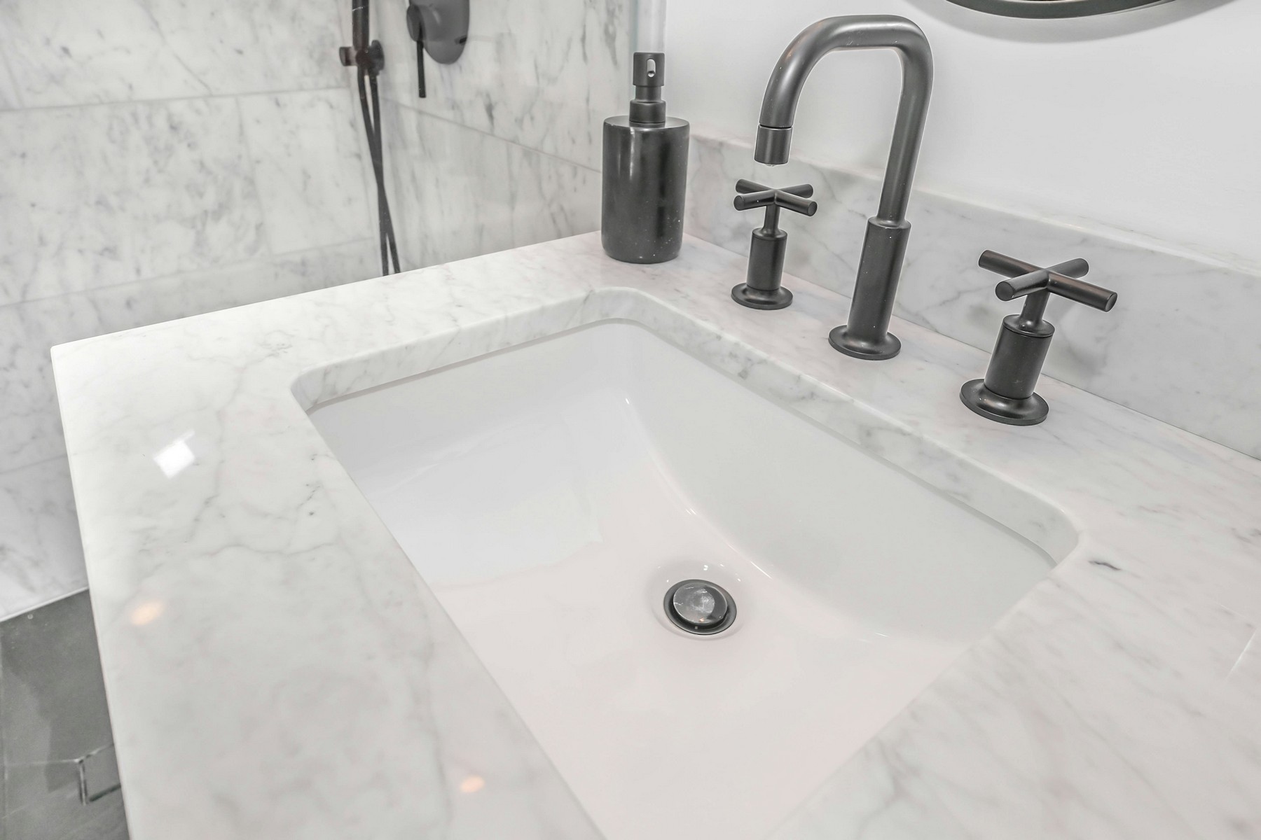 Wasserabfluss im Badezimmer von oben