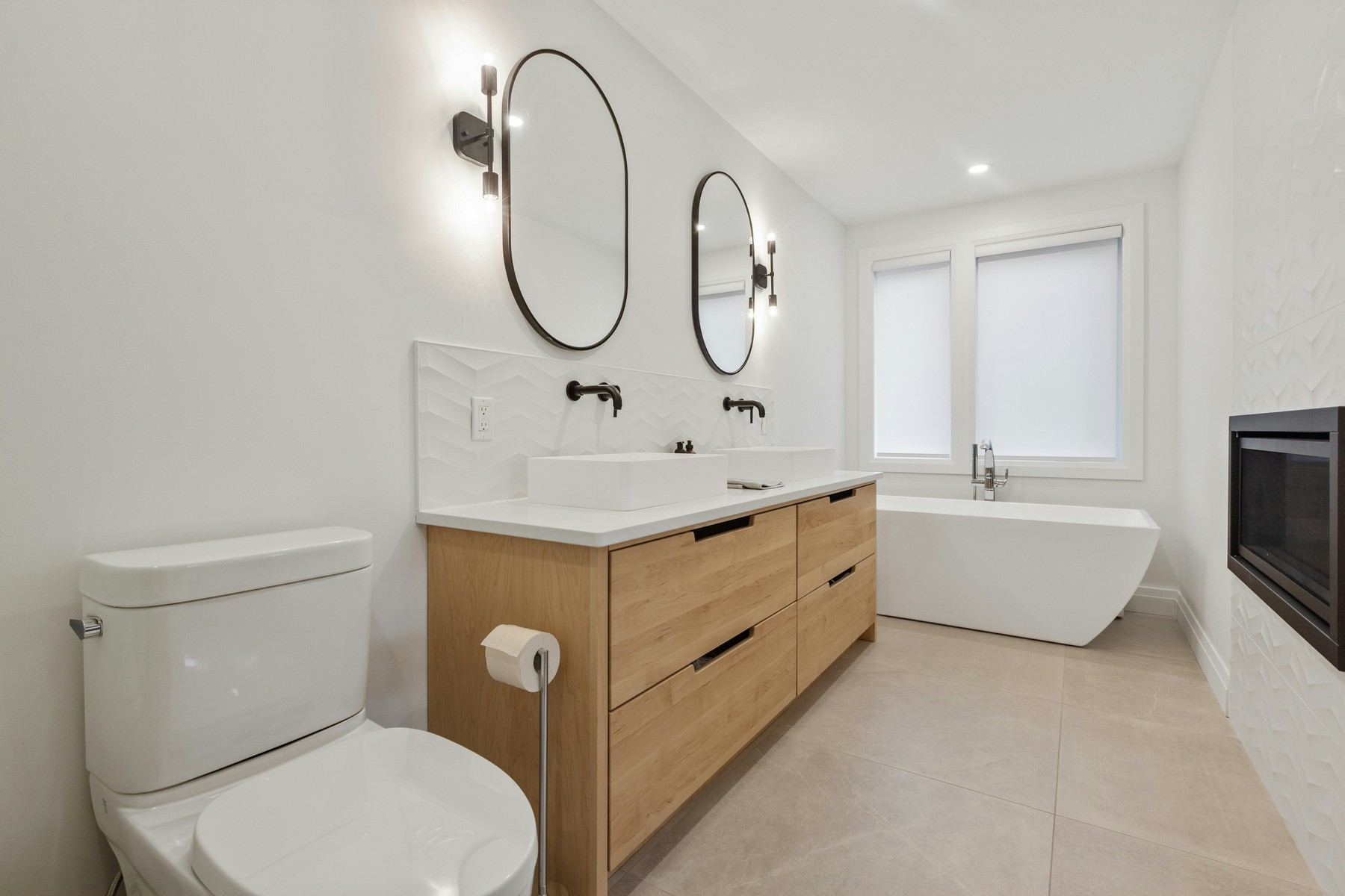 Doppelwaschbecken im Badezimmer von vorne