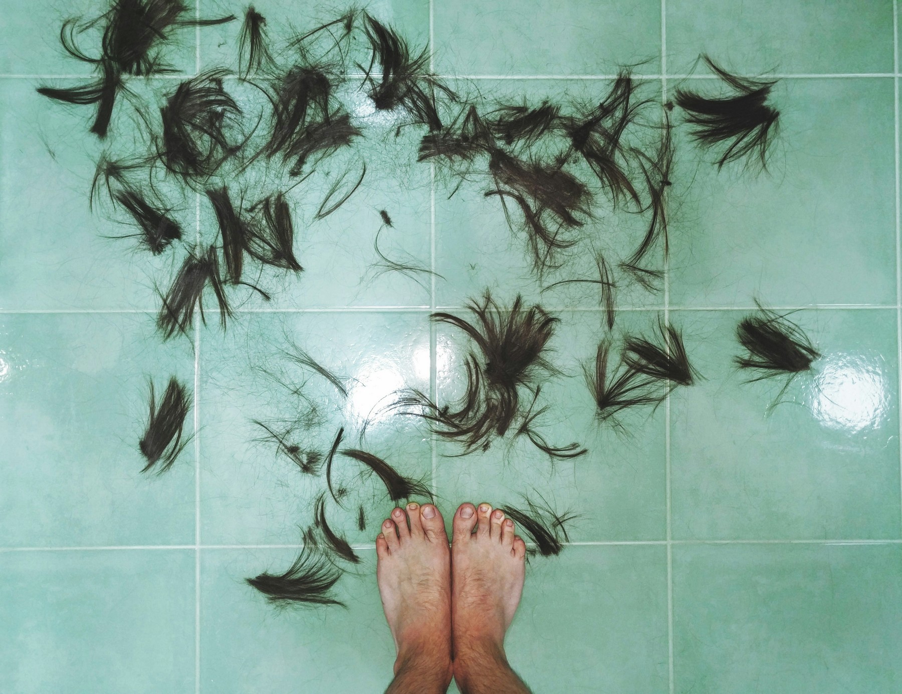 Haare im Abfluss eines Waschbeckens
