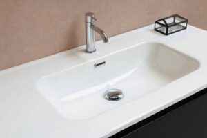 Pümpel am Waschbecken im Badezimmer