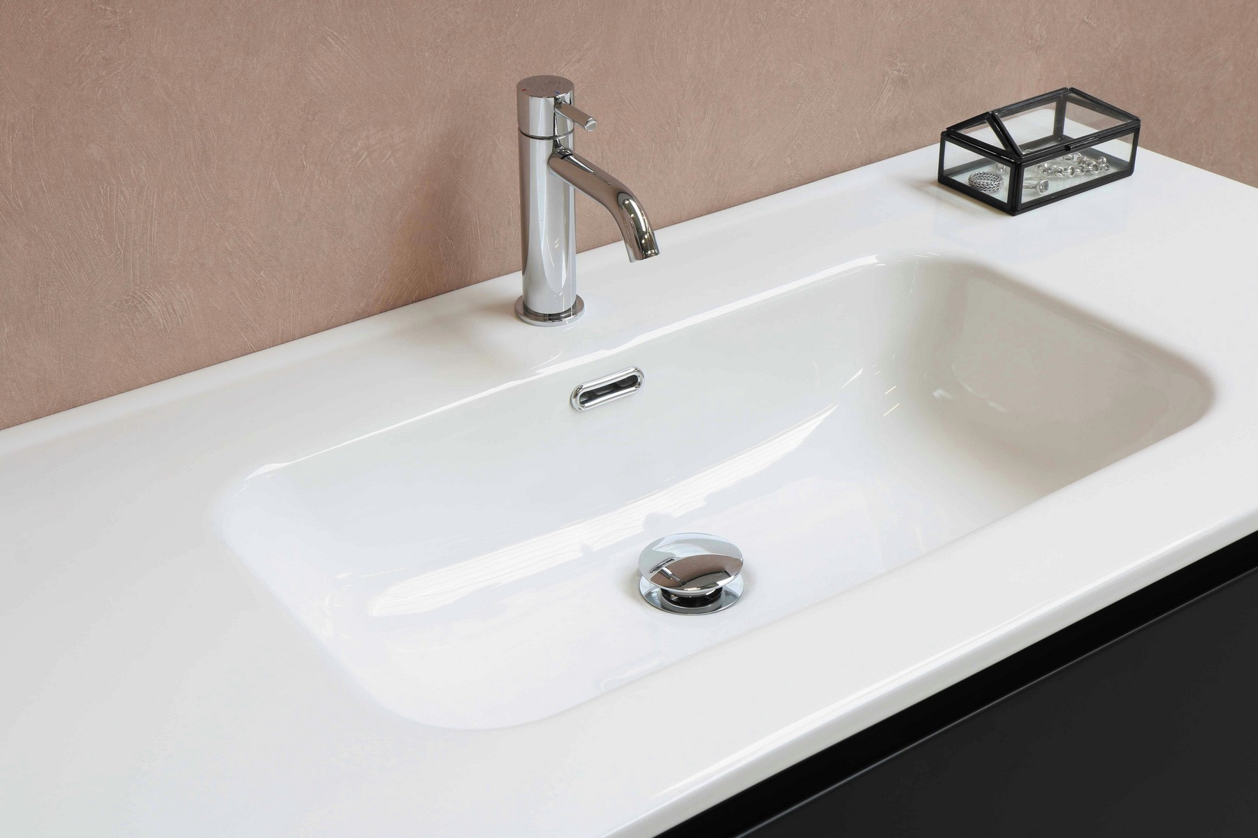 Pümpel am Waschbecken im Badezimmer