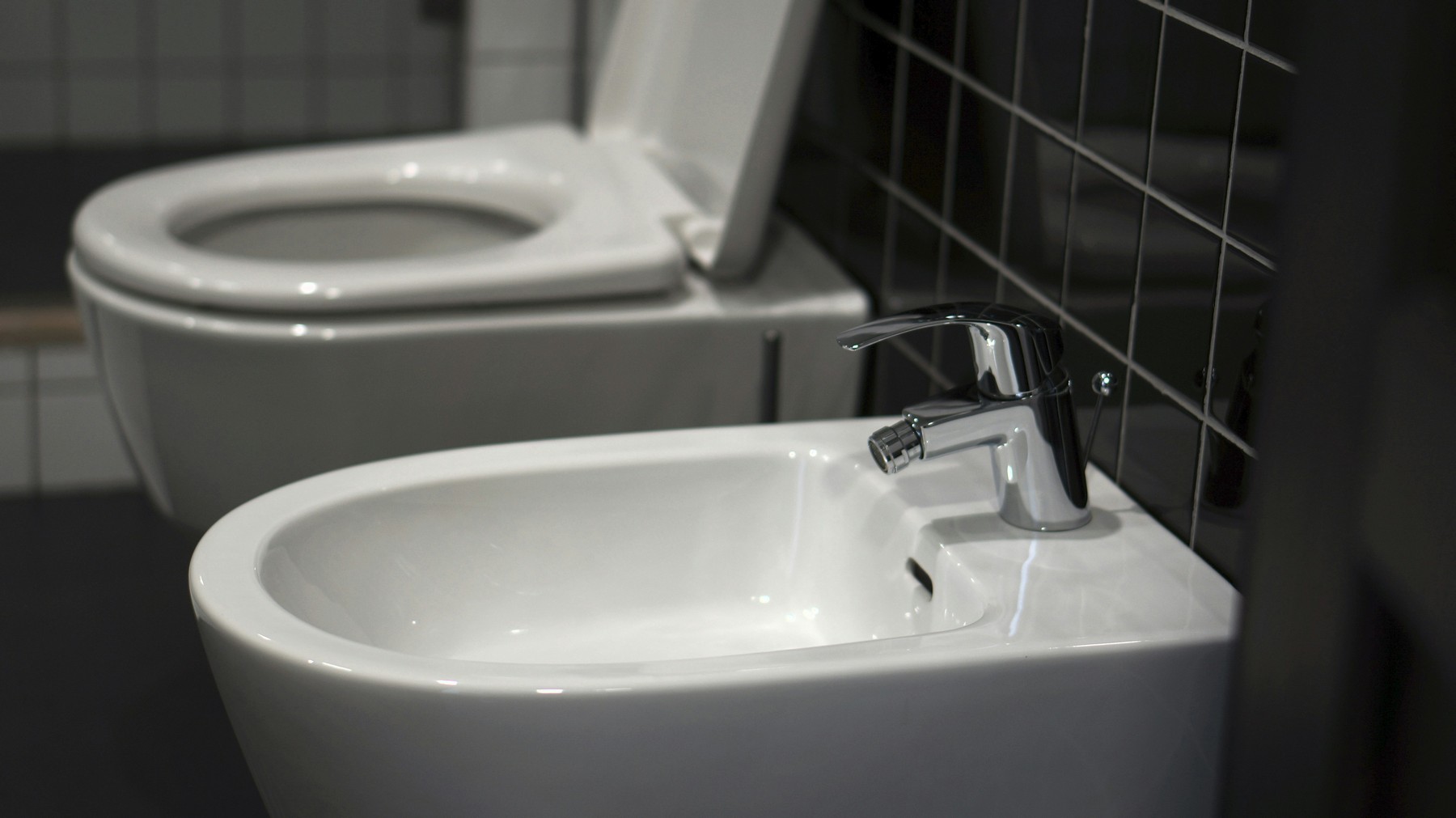 Kalk- und Seifenrückstände an einem Waschbeckenabfluss