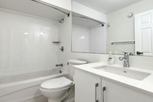 Siphon unter dem Waschbecken im Badezimmer