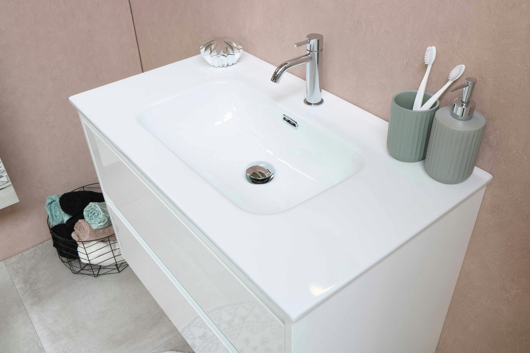 Waschbecken in einer Mietwohnung im Badezimmer
