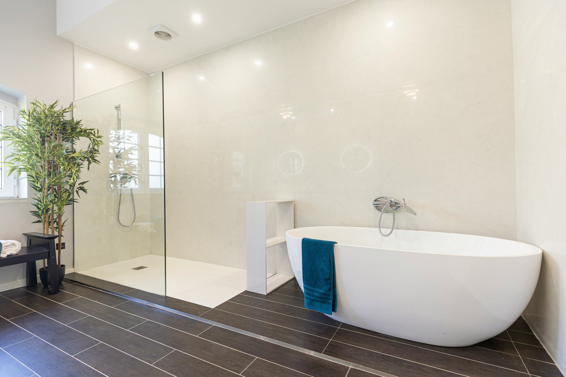 Waschbecken mit stehendem Wasser im Badezimmer